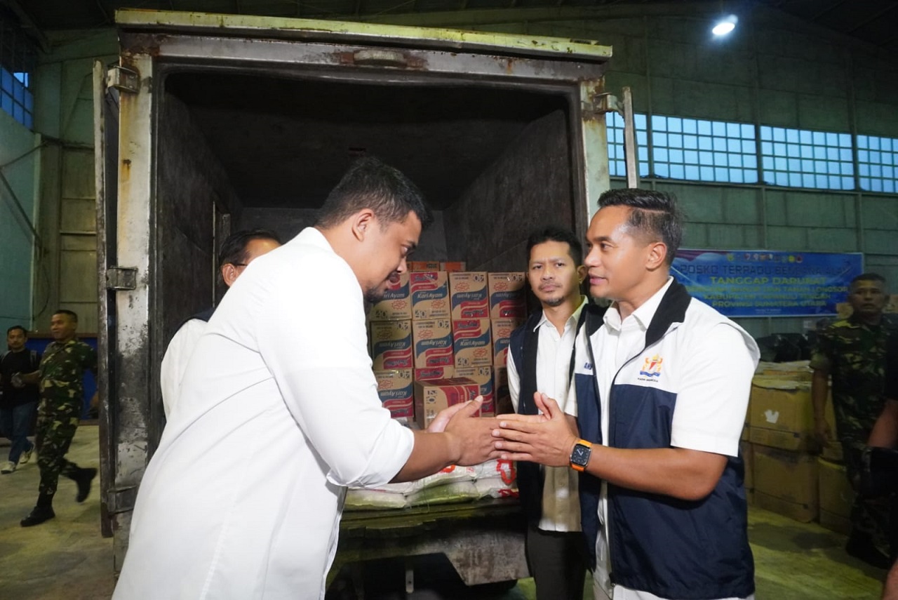 BANTUAN: Ketua Umum Kadin Indonesia Anindya N. Bakrie, menyerahkan bantuan untuk korban bencana kepada oleh Gubernur Sumut, M. Bobby Afif Nasution.
