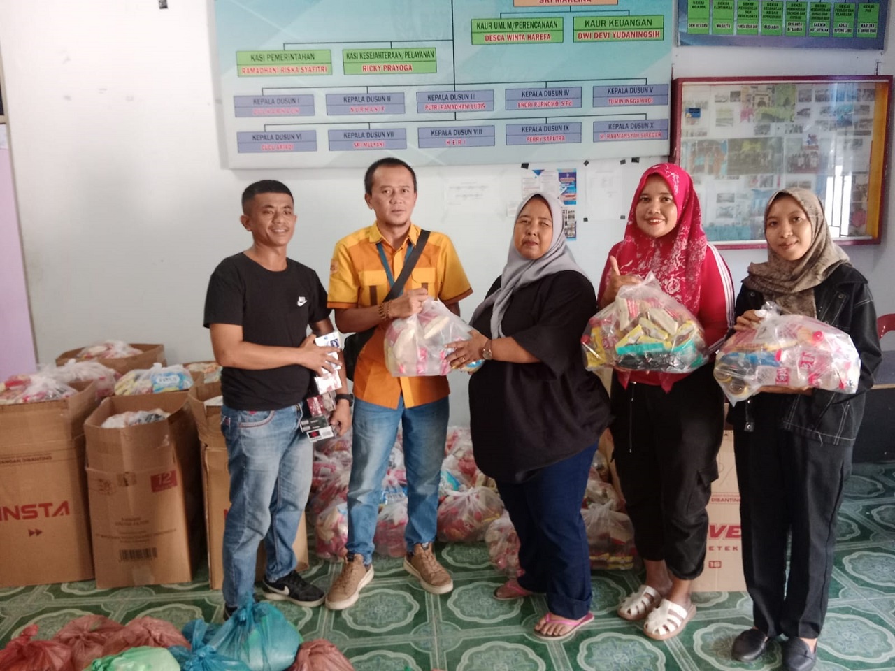 BERSAMA: Team Leader PT Djarum DSO Medan Timur Amar Siddik bersama perangkat Desa Desa Sena, Kecamatan Batangkuis. (Dok Pribadi)