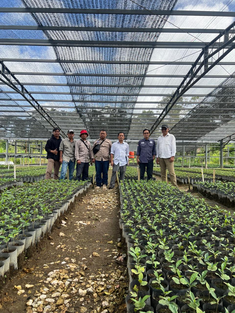 DIABADIKAN. Manager Operasional PT GRUTI, Kery Sinaga bersama Dinas Kehutanan dan BPHL diabadikan dilokasi perkebunan kopi arabika di Desa Parbuluan 6, Kecamatan Parbuluan, Dairi belum lama ini.