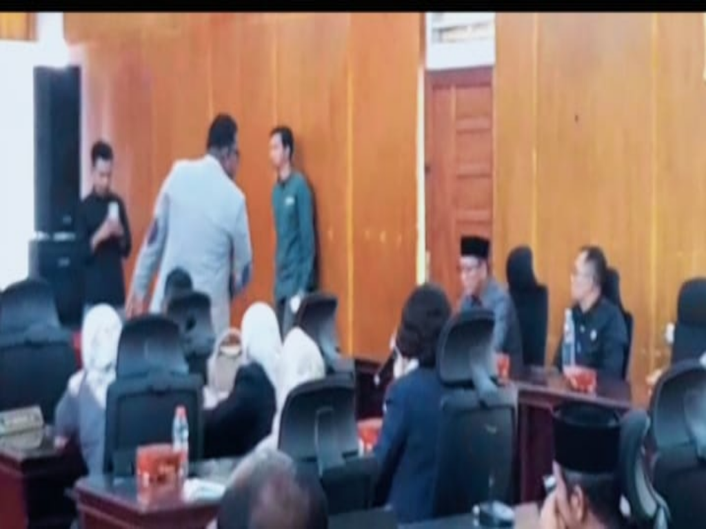 Ketua Fraksi PDIP DPRD Kota Padangsidimpuan, Muhammad Fajar Dalimunthe (jas abu2) saat melempar amplop kepada Plt Sekda Padangsidimpuan Rahmad Marzuki Nasution. (ISTIMEWA/SUMUT POS)