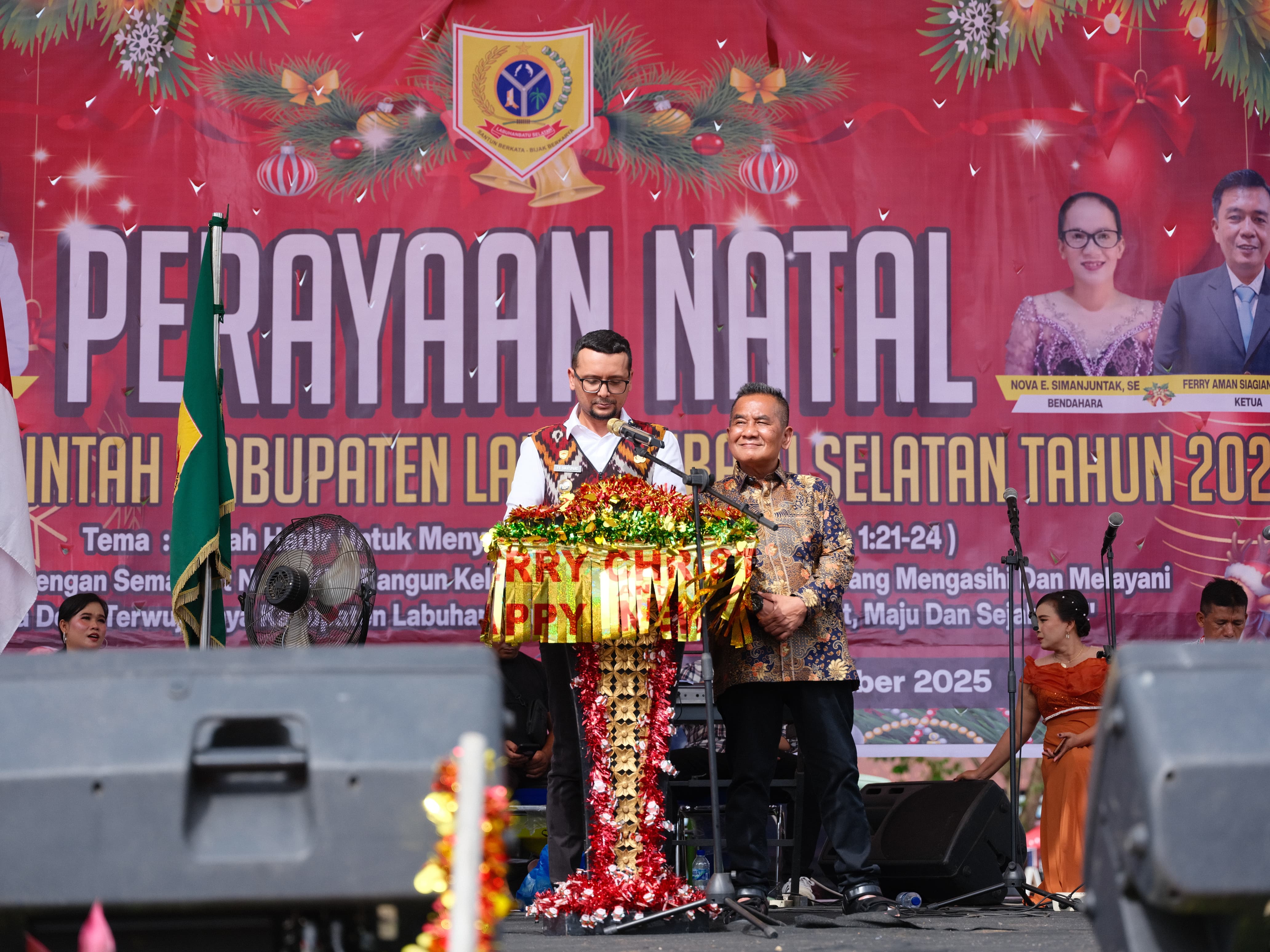 Bupati Labuhanbatu Selatan, Fery Sahputra Simatupang memberikan sambutan pada perayaan Natal Pemkab Labusel 2025. (ISTIMEWA/SUMUT POS)