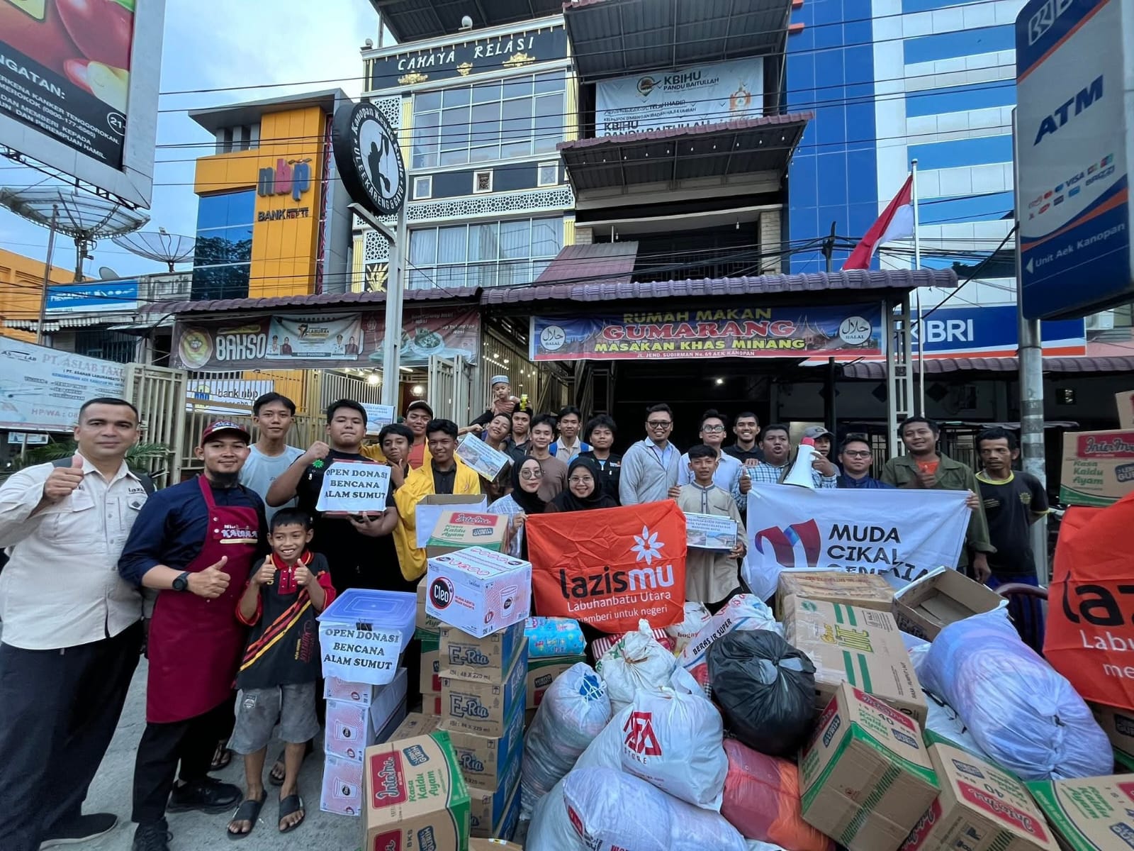 Peduli Bencana Alam, Relawan dan Penggiat Sosial Media di Labura salurkan Bantuan ke Sibolga&ndash;Tapteng. (Asri Tarigan/Sumut Pos )