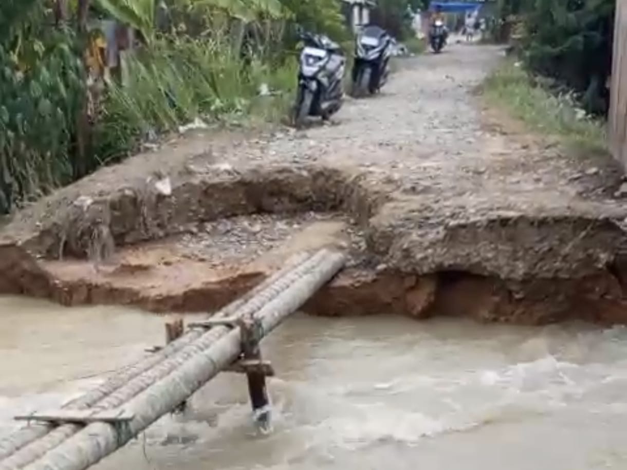 Benteng jebol di Kecamatan Tanjungpura yang mengakibatkan air tak kunjung surut. (Istimewa/Sumut Pos)