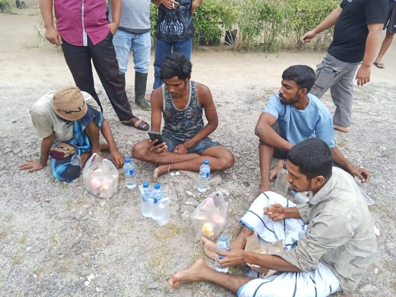 Empat dari Lima pria yang diamankan warga, diduga merupakan warga negara Rohingya yang terdampar di Kabupaten Labura.