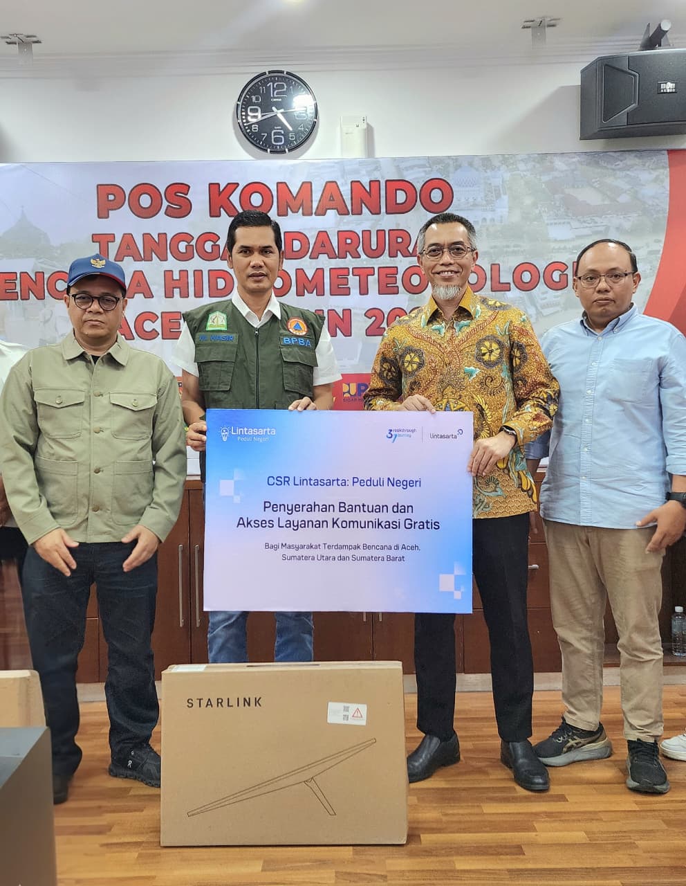 BANTUAN: Manajemen Lintasarta saat menyalurkan bantuan kepada warga yang terkena bencana Sumatera. (Dok: Lintasarta)