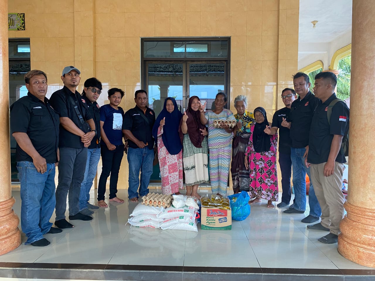 BANTUAN: Ketua Forwakum Sergai Darmawan bersama jajaran pengurus saat bagikan bantuan ke warga terdampak banjir di tanjung beringin. (Dok: istimewa)