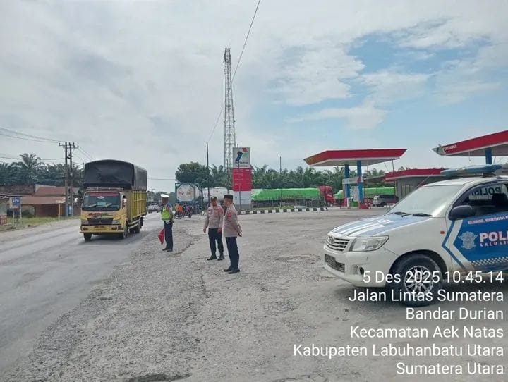 PATROLI: Personel Polsek Aek Natas patroli untuk mengamankan SPBU dan minimarket agar menghindari tindak kejahatan. (Dok: istimewa)