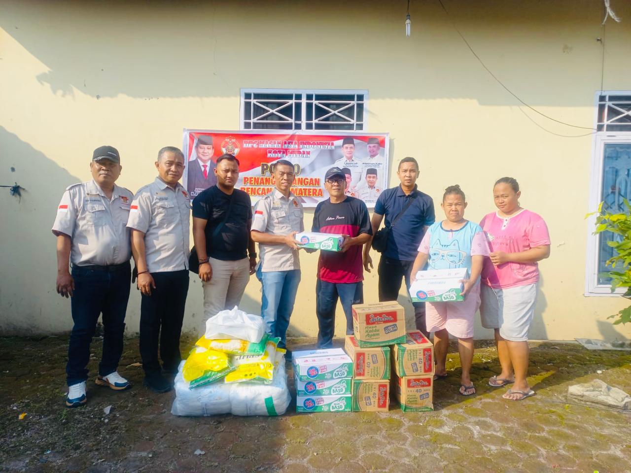 BANTUAN: Macan Asia Indonesia Medan menyerahkan bantuan ke korban bencana banjir di Medan Utara, Jumat (5/12/2025). (Dok: istimewa)
