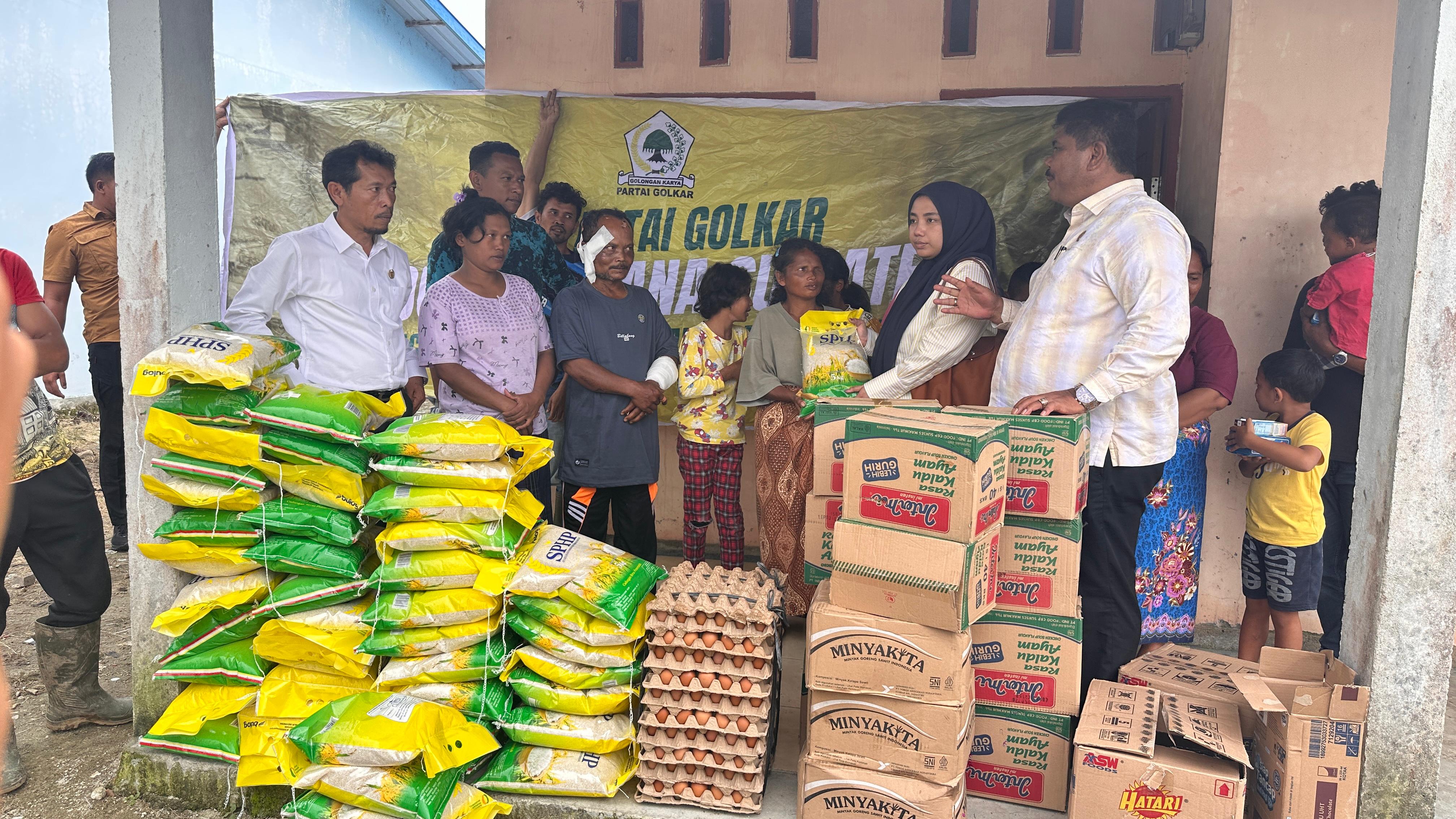 BANTUAN: Anggota Komisi 1 DPR RI Trinovi menyerahkan bantuan sembako kepada para warga terdampak bencana alam banjir dan tanah longsor. (dok: ist)