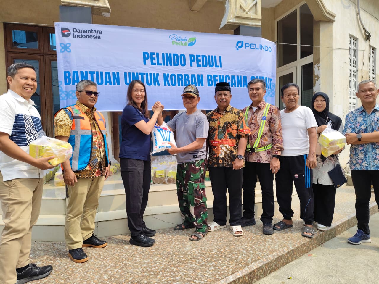 BANTUAN: Direktur SDM dan Umum PT Pelindo, Dwi Fatan Lilyana, didampingi Executive Director 1 Regional 1, Jonedi Ramli, memberikan bantuan di Medan Marelan, Jumat (5 /12/2025). (Dok: ist)