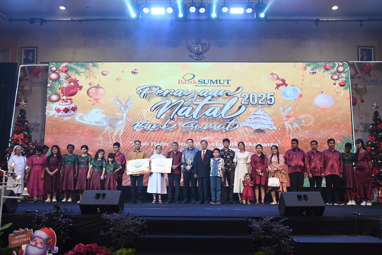 RAYAKAN NATAL: Keluarga Besar PT Bank Sumut saat menggelar perayaan Natal di Tiara Convention Hall Medan, Sabtu (6/12). (Dokumen Bidang Humas Bank Sumut)