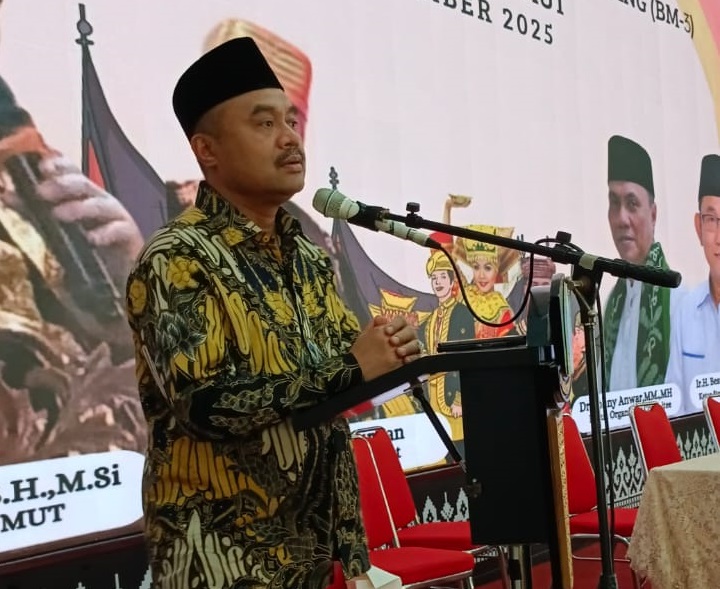 Dalam Musyawarah Besar (Mubes) VIII BM-3, Minggu (7/12), H Farianda Putra Sinik, SE terpilih secara aklamasi sebagai Ketua Umum Badan Musyawarah Masyarakat Minang Sumatera Utara periode 2025-2030.