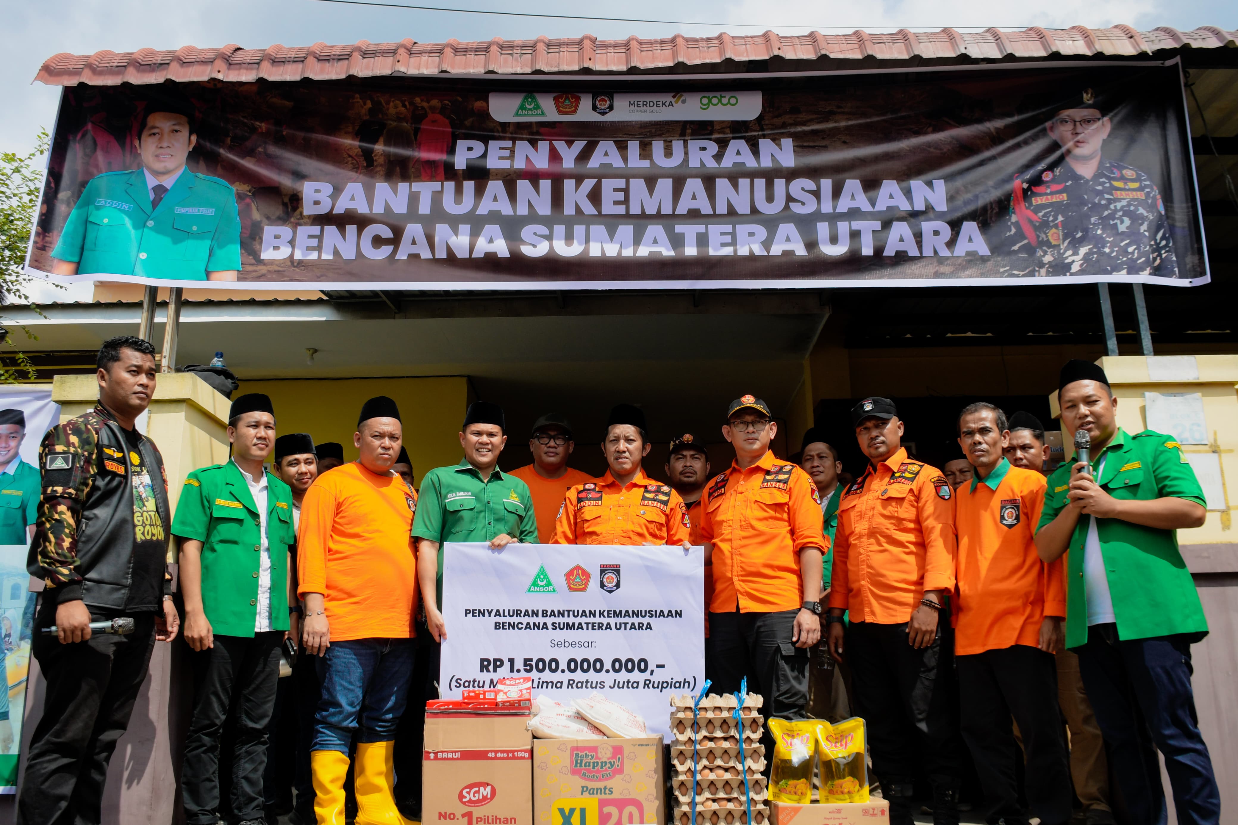 Ketua Umum GP Ansor H. Addin Jauharuddin didampingi Ketua PW GP Ansor Sumut H. Adlin Tambunan saat melepas bantuan kemanusiaan senilai Rp1,5 miliar untuk korban banjir di Sumatera Utara.