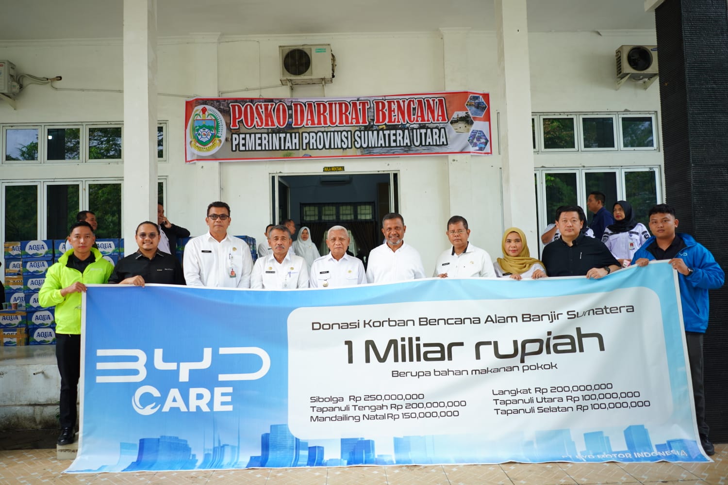 PT BYD Motor Indonesia salurkan bantuan di sejumlah wilayah Sumatera melalui Corporate Social Responsibility (CSR) BYD Care pada Jumat (5/12/2025). (ARU SUWANDI/SUMUT POS)