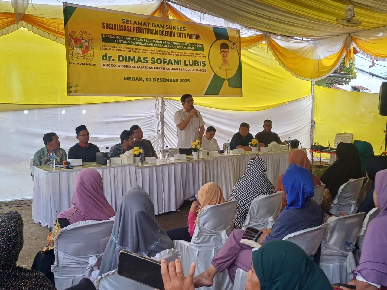 Anggota DPRD Kota Medan, dr Dimas Sofani Lubis ketika menggelar Sosialisasi Perda Kota Medan No.7/2024 di Medan Polonia, Minggu (7/12/2025). (Markus Pasaribu/Sumut Pos)