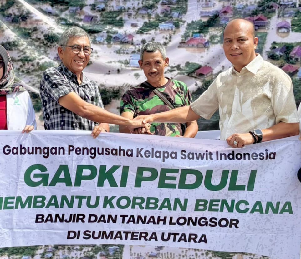Gabungan Pengusaha Kelapa Sawit Indonesia (GAPKI) menggelar aksi "GAPKI Peduli" dengan menyerahkan bantuan 10 ton beras untuk korban bencana banjir dan longsor di Sumatera Utara. &nbsp;(foto : Gapki Sumut)