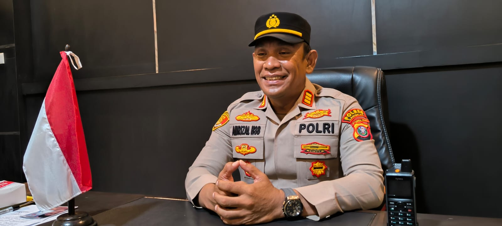 Kapolsek Pangkalanbrandan, AKP Amrizal Hasibuan saat diwawancarai di ruang kerjanya. (Teddy Akbari/Sumut Pos)