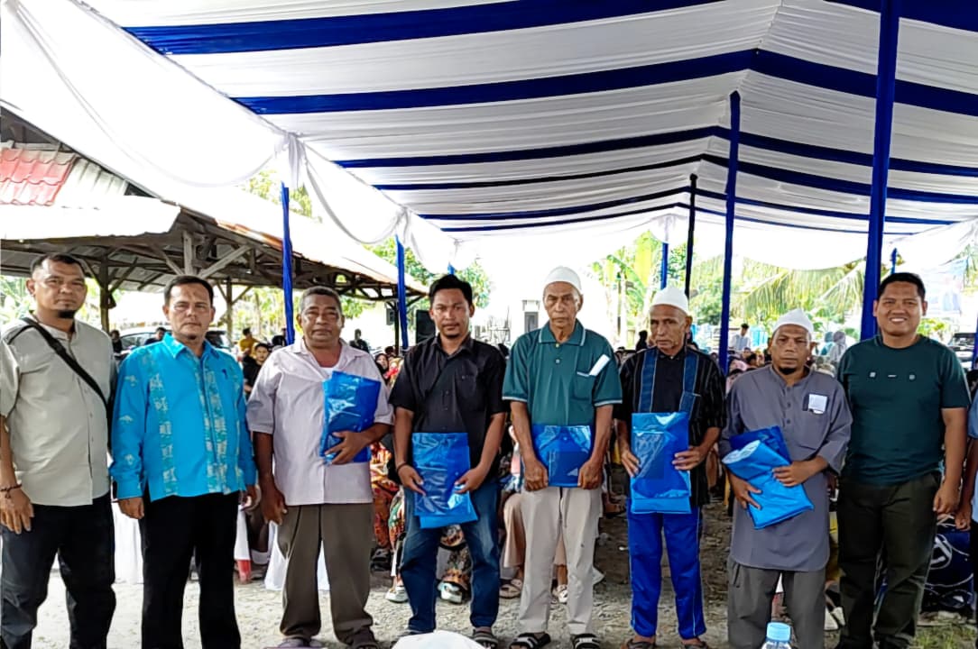 Anggota DPRD Kota Medan dari Fraksi Partai Demokrat, Dr. H. Muslim M.S.P, bersama warga saat sosper tentang Perlindungan Penyandang Disabilitas dan lansia di Medan Utara.