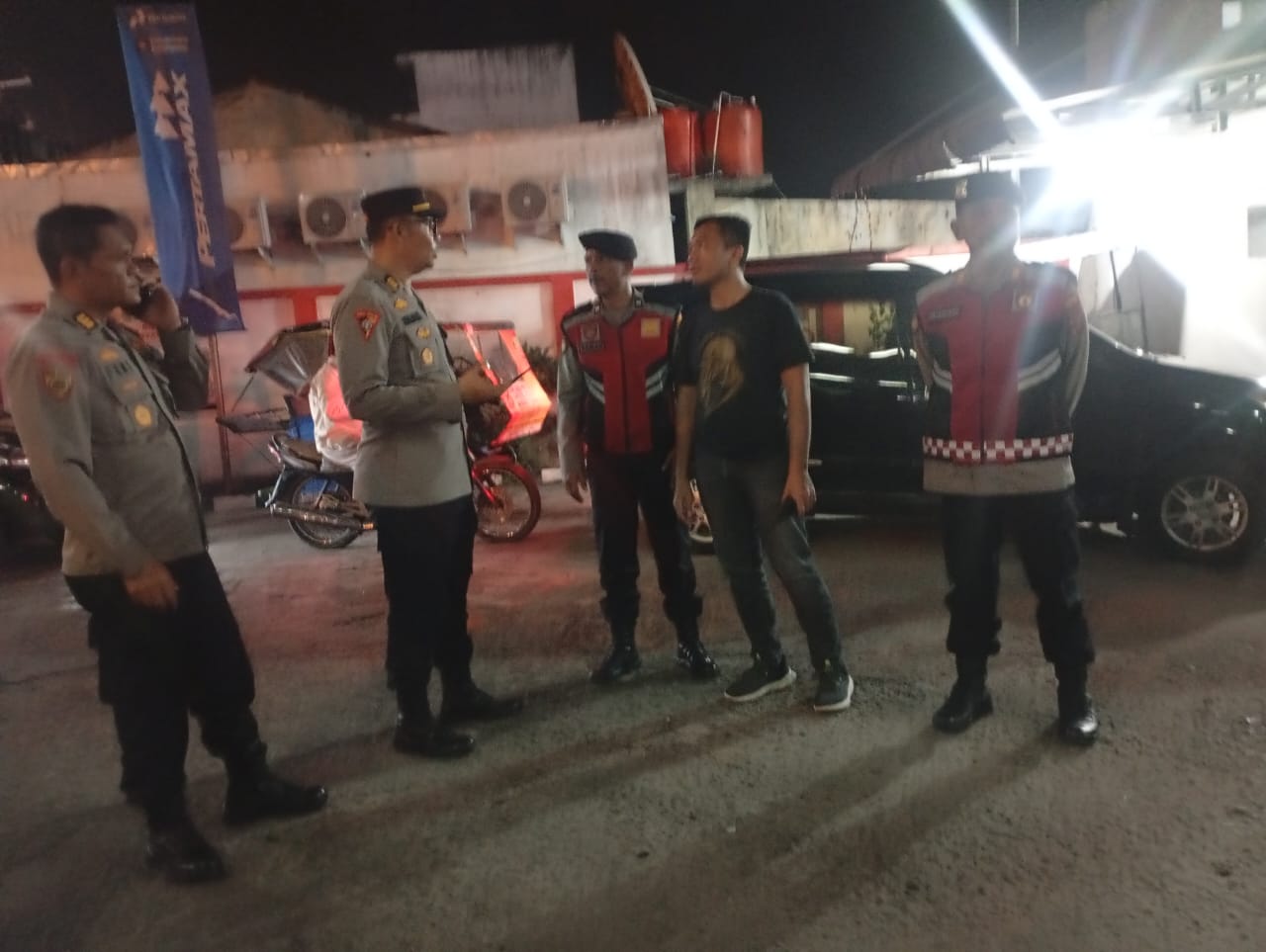 Kabag Ops Polres Tebing Tinggi AKP Herliandri, didampingi Kabag SDM AKP Feriawan, Kasat Reskrim  AKP Budi Sihombing   ketika di lokasi(06/12/2025). (Azan Purba/ Sumut Pos)
