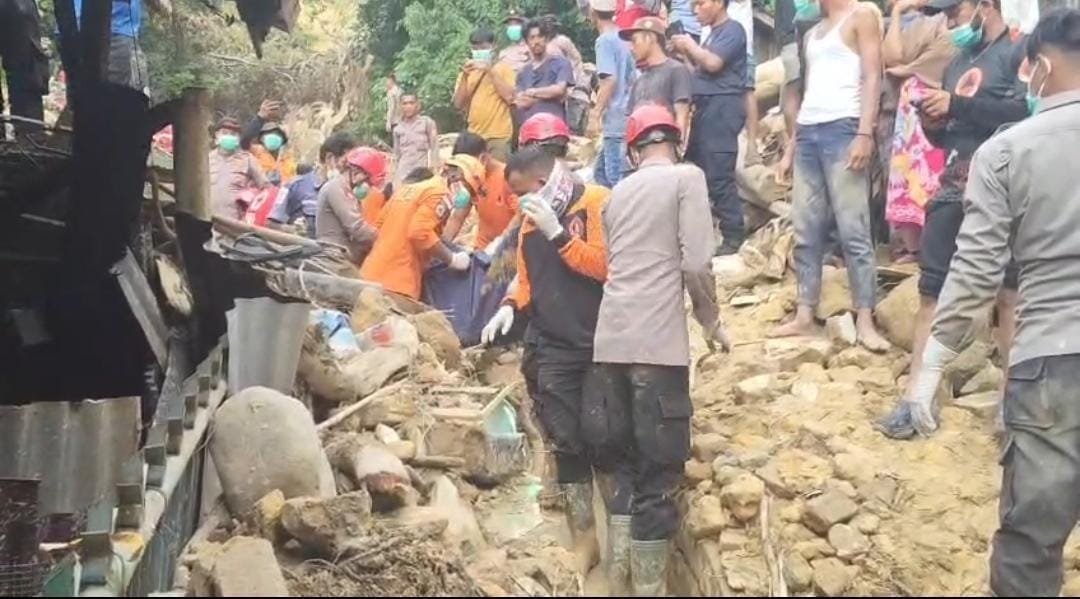 PENCARIAN: Tim BPDB Sumut, Polri, TNI dan masyarakat melakukan pencarian warga yang korban bencana longsor dan banjir. (ISTIMEWA/SUMUT POS).
