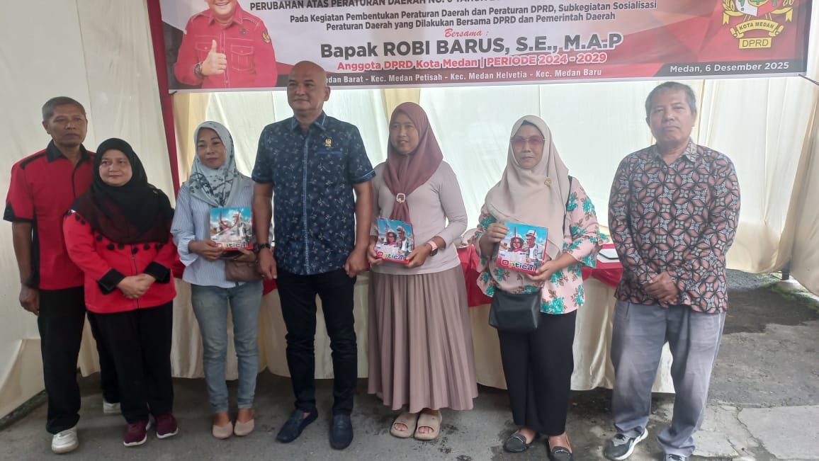 Robi Barus SE foto bersama warga di sela-sela Sosialisasi Peraturan Daerah Kota Medan No.7 Tahun 2024 tentang Perubahan atas Perda No 6 Tahun 2015 .