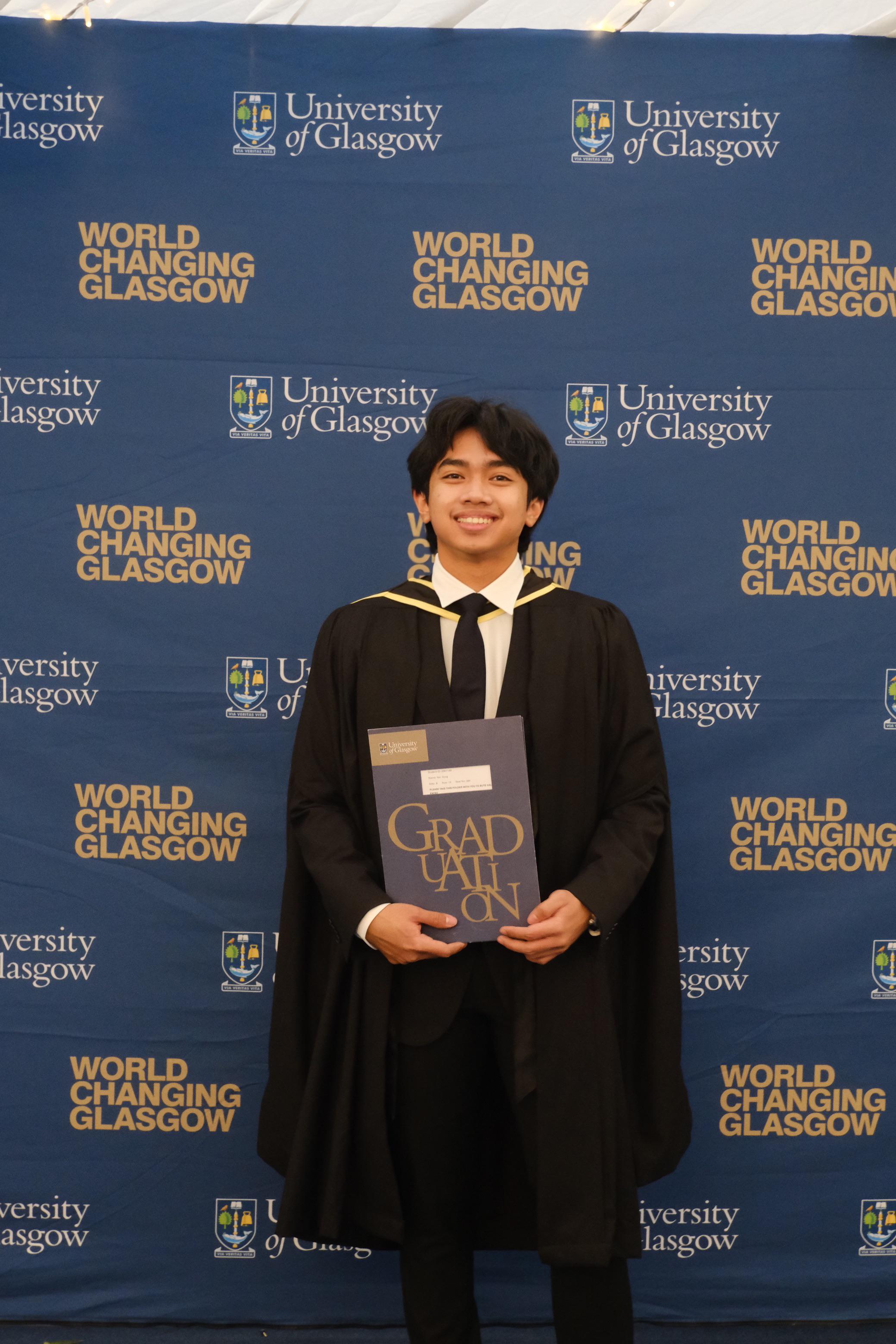 Alwi Gibran Wijayan berpose pada acara wisuda di University of Glasgow. (Istimewa/ Sumut Pos )