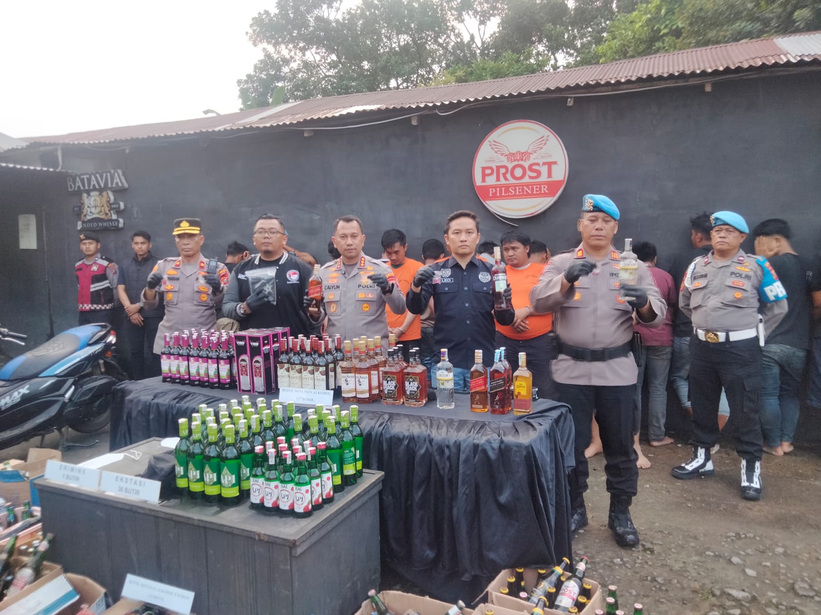 Kapolrestabes Medan, Kombes Pol Jean Calivijn Simanjuntak memaparkan peredaran ekstasi di THM Cafe Terbul, Pancurbatu, Sabtu (6/12). (agusman/sumut pos)