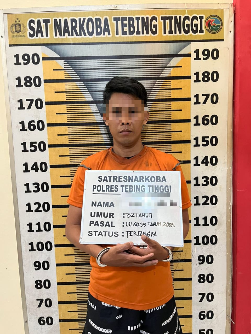 Tersangka  LHS saat diamankan Satresnarkoba Polres Tebingtinggi. ( Azan Purba/Sumut Pos)