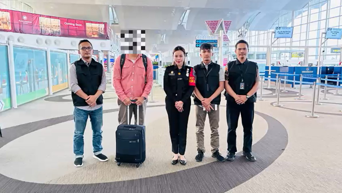 DEPORTASI: WN Amerika Serikat dideportasi karena overstay selama 234 hari. Dia menetap bersama isterinya. (Dok: Imigrasi Medan)