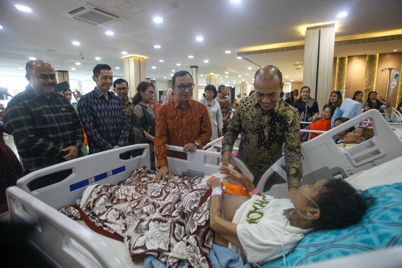 Doa bersama ketika RS Adam Malik menggelar Kebaktian & Perayaan Natal Bersama Pasien, Sabtu (6/12/2025).