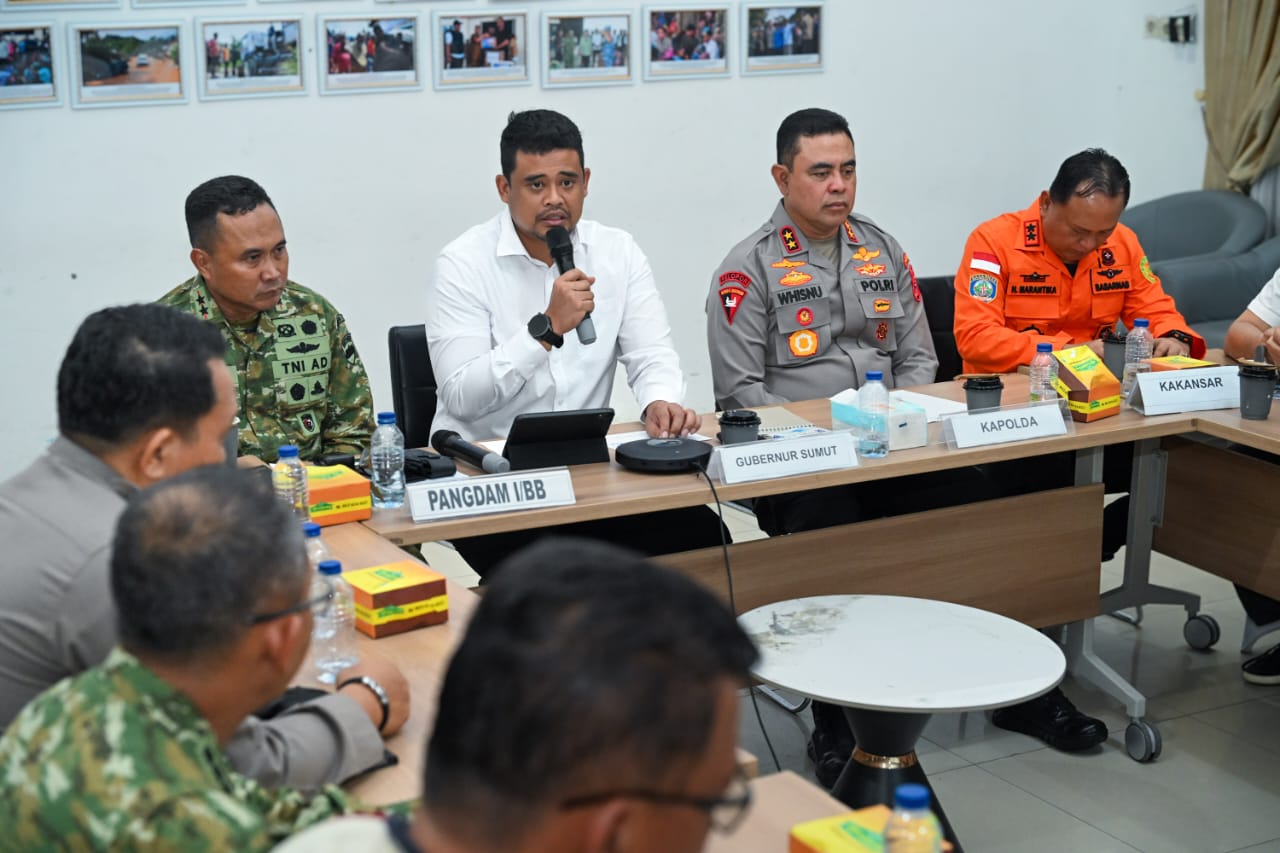 RAPAT: Gubernur Sumut, Bobby Nasution mengikuti Rapat Terbatas secara daring bersama Presiden RI Prabowo Subianto terkait Dampak Bencana Sumut di Posko Tanggap Bencana di Medan. (Dok: istimewa)