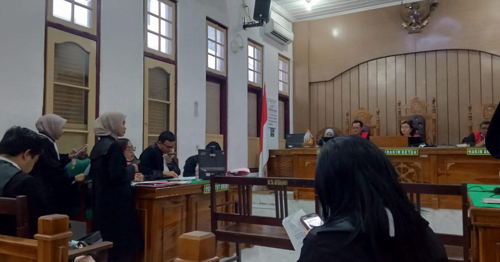 TUNTUTAN: JPU dari Kejari Belawan membacakan tuntutan terhadap Ismail, terdakwa kasus pembunuhan di PN Medan, Senin (8/12). (Dok: istimewa)