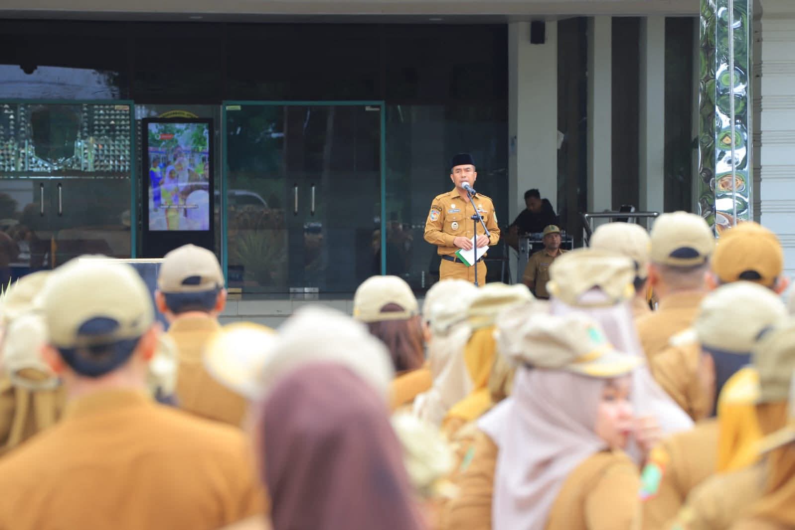 Wabup Samsul Tanjung Pimpin Apel Gabungan ASN di Pemkab Labura. (( Asri Tarigan /Sumut Pos ))