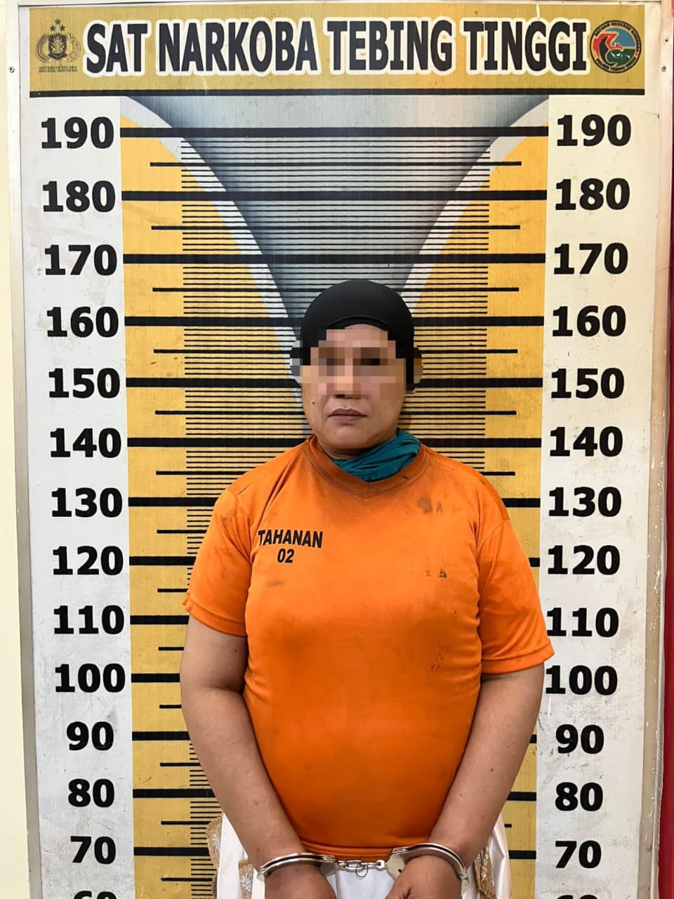 Tersangka kurir sabu saat diamankan di Sat Narkoba Polres Tebingtinggi. (AZAN PURBA/SUMUT POS)