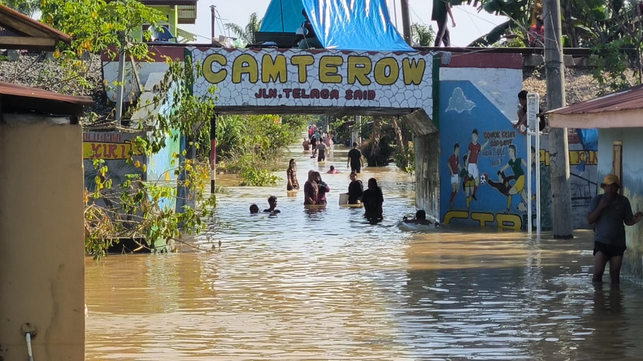 Banjir yang masih menggenangi wilayah Kelurahan Alur Dua, Kecamatan Sei Lepan, Langkat, beberapa waktu lalu, kini sudah berangsur surut. (Teddy Akbari/Sumut Pos)