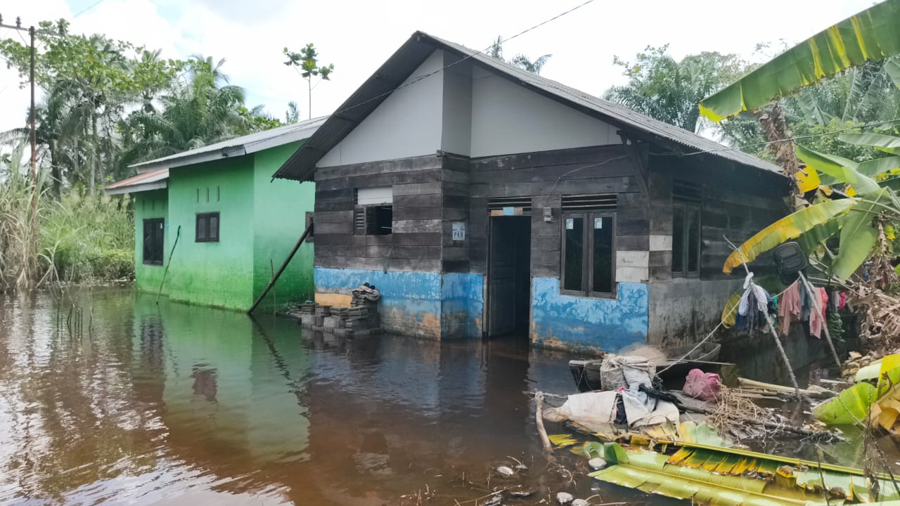Kondisi banjir di Desa Sukamaju, Kecamatan Tanjungpura, Langkat. (Istimewa/Sumut Pos)