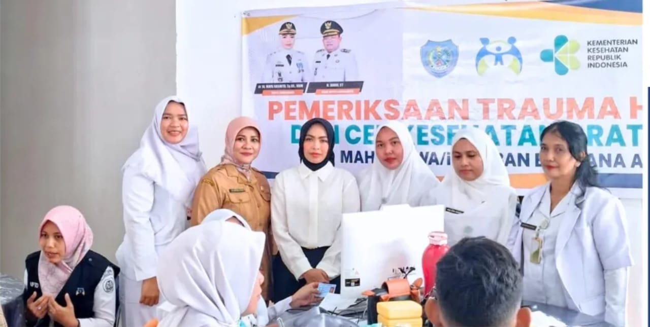 Pemeriksaan kesehatan dan trauma healing  para mahasiswa asal Labuhanbatu yang terdampak bencana banjir di Aceh (Fajar/ Sumut Pos)