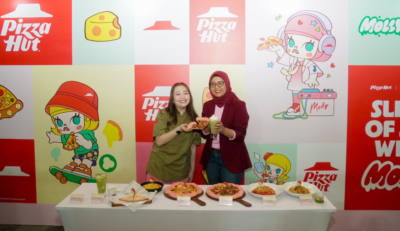 [Ki&ndash;Ka] Senior Research and Development Pizza Hut Indonesia, Helena Gunawan, dan Head of Brand and Innovation Pizza Hut Indonesia, Astari Fitriani, memperkenalkan rangkaian produk.