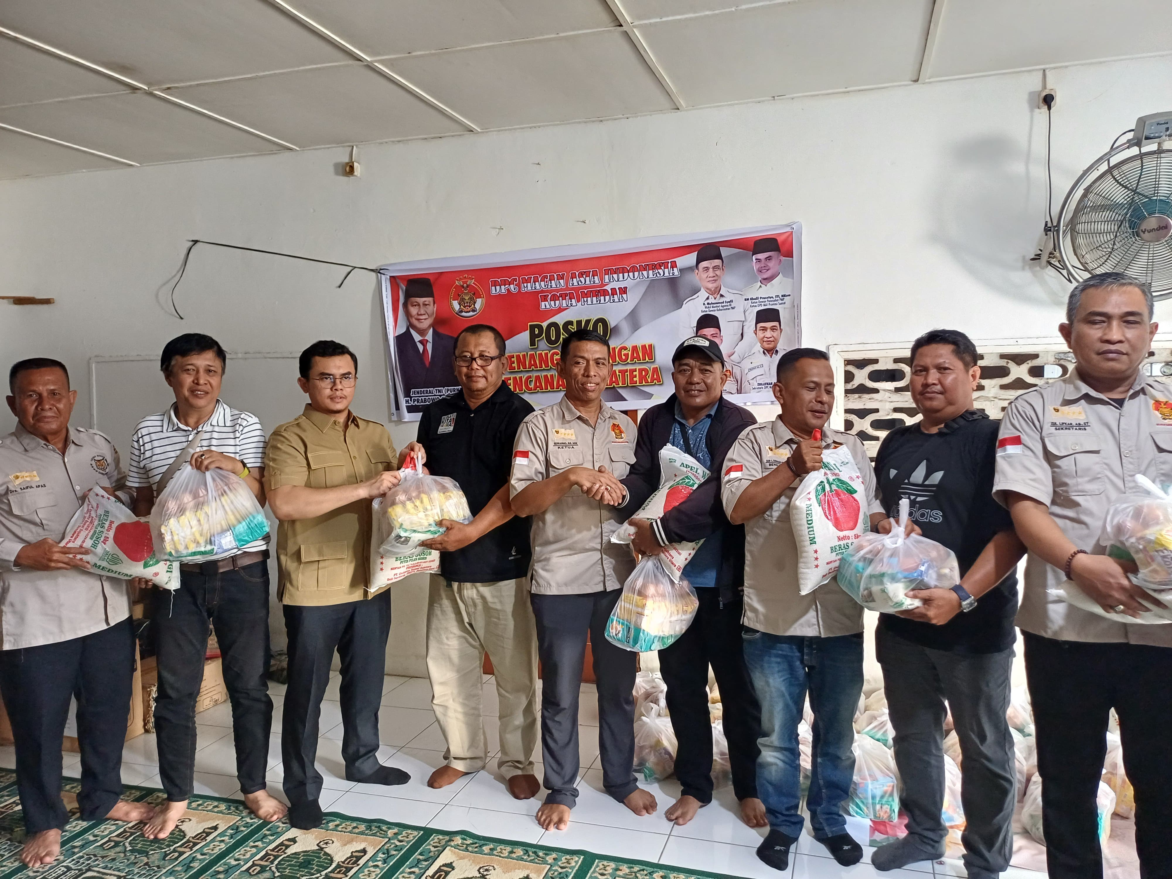 INSAN: Penyerahan bantuan oleh Ketua MAI Sumut dan Ketua MAI Kota Medan kepada insan pers. (Dok: Markus Pasaribu/Sumut Pos)