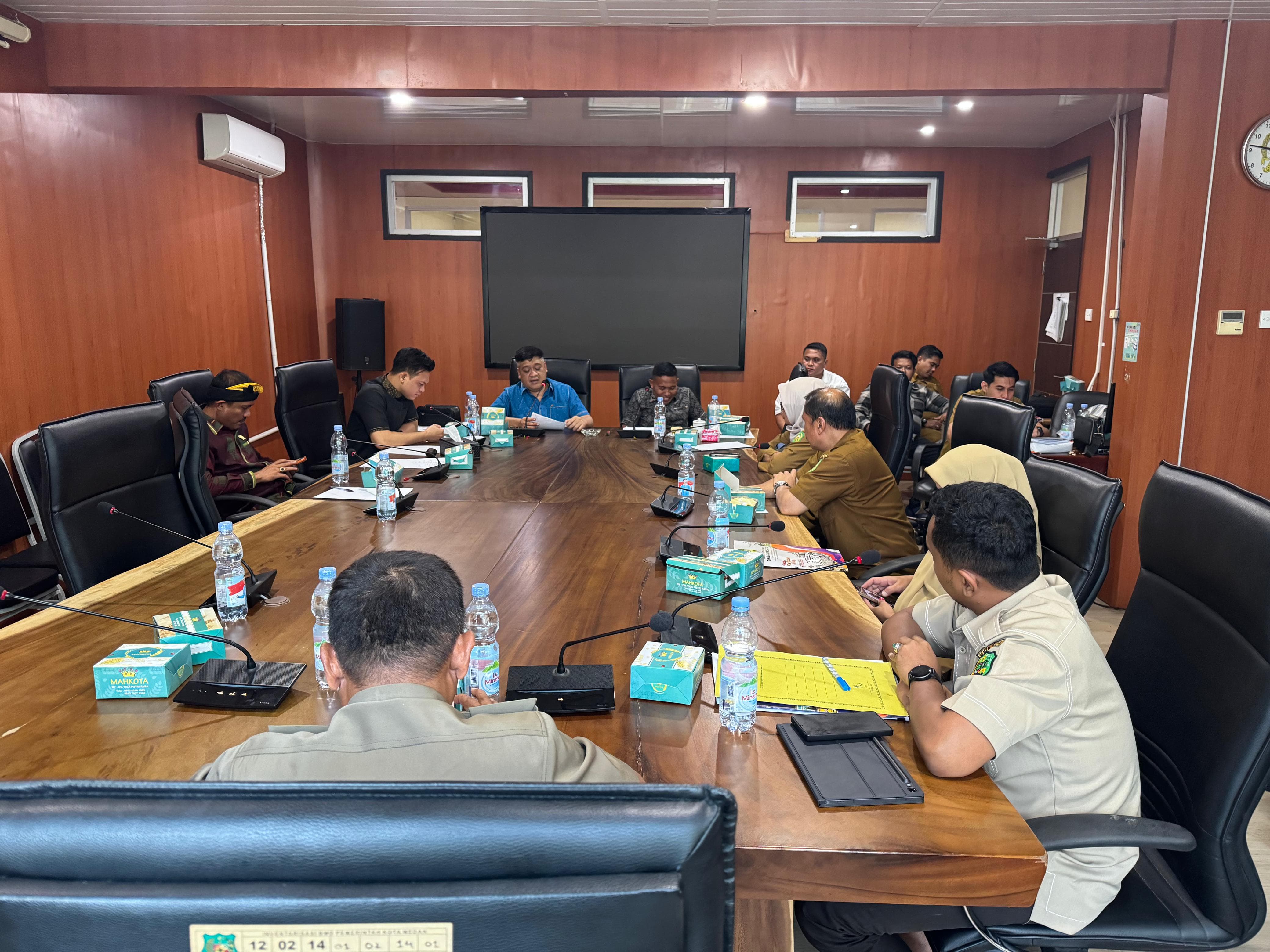 RAPAT: Rapat Dengar Pendapat (RDP) bersama Bapenda, DPMPTSP dan Satpol PP Kota Medan, terkait Run Out Billiar, Senin (8/12/2025). (Dok: istimewa)