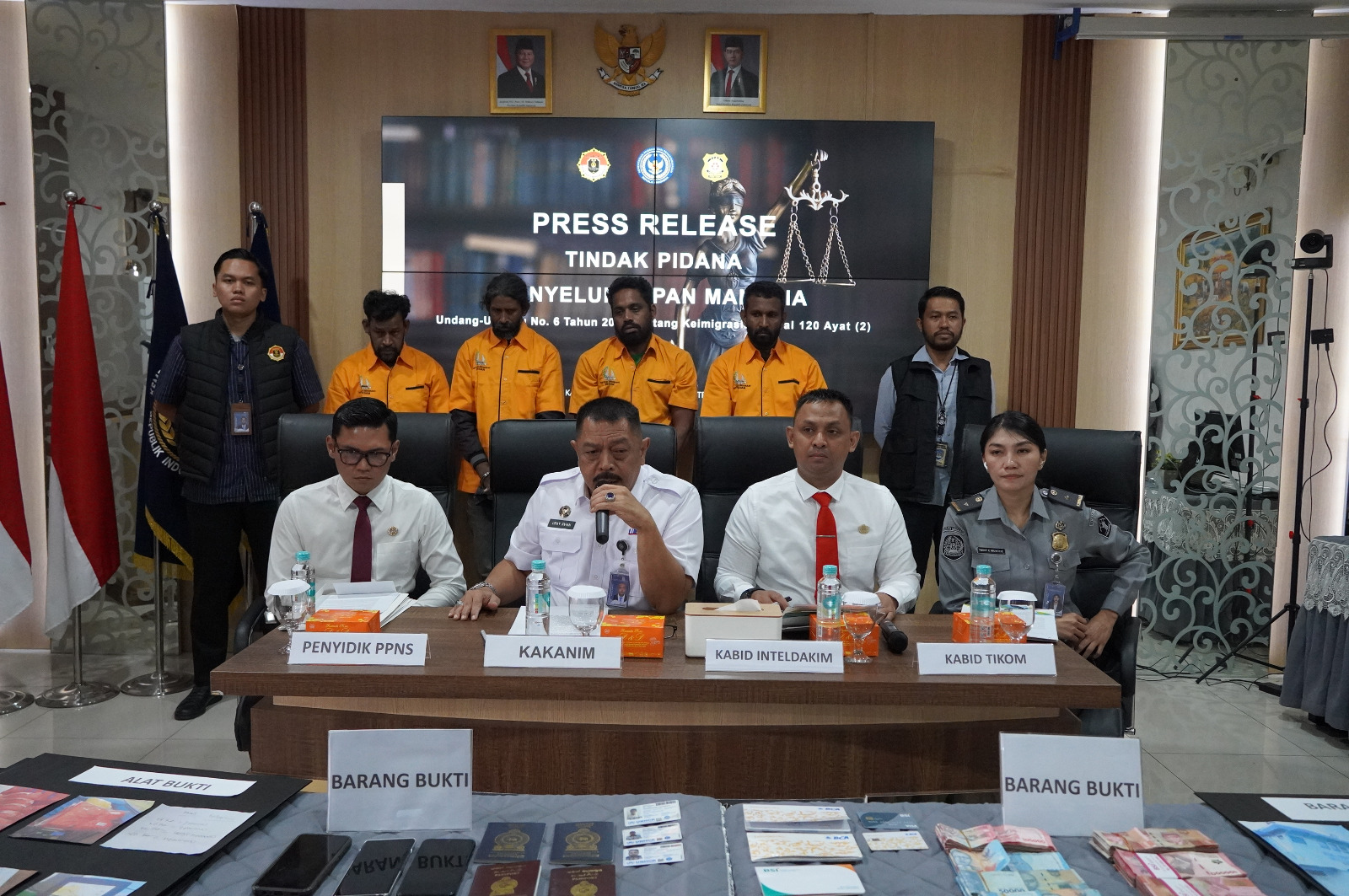 PENGUNGSI: Kepala Kantor Imigrasi Kelas I Khusus TPI Medan, Uray Avian saat menjelaskan pengungsi Sri Lanka yang menjadi penyeludup manusia. (Dok: Juli Rambe/Sumut Pos)