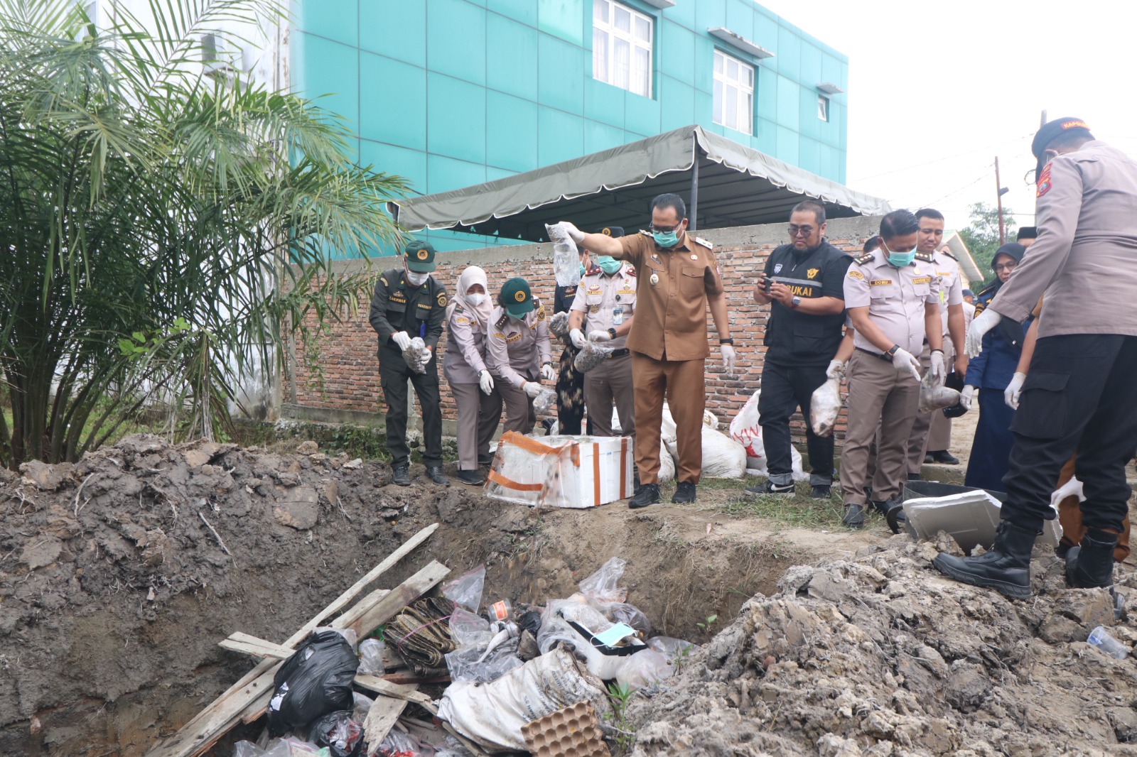 MUSNA: Balai Besar Karantina Sumut Kembali melakukan pemusnahan berbagai media pembawa ilegal yang berhasil disita di Pelabuhan Internasional Teluk Nibung, Tanjung Balai. (Dok: ist)