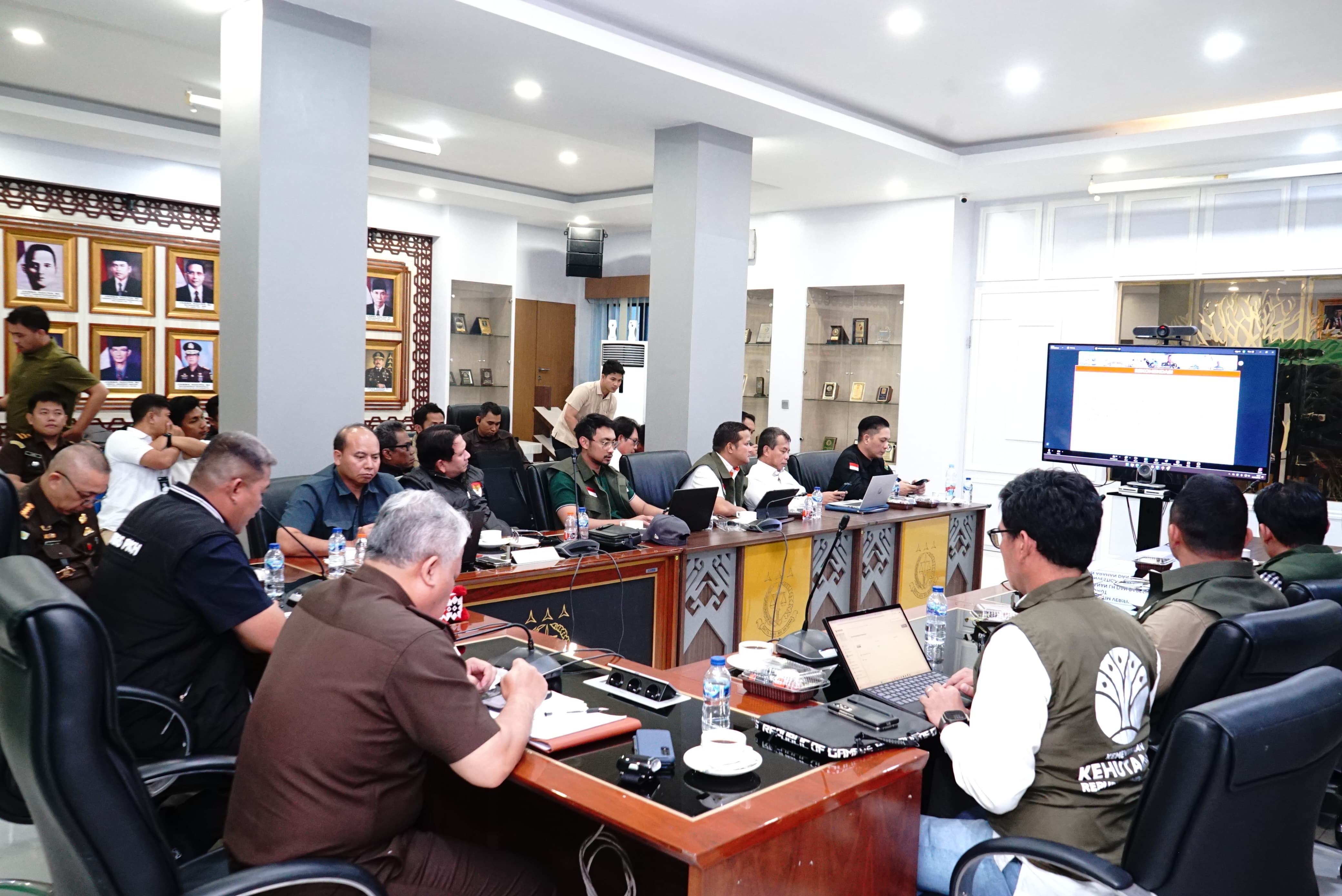 SATGAS: Kajati Sumut Harli Siregar mengikut rapat Satgas PKH bahas investigasi bencana di Sumatera, Selasa (9/12). (Dok: istimewa)