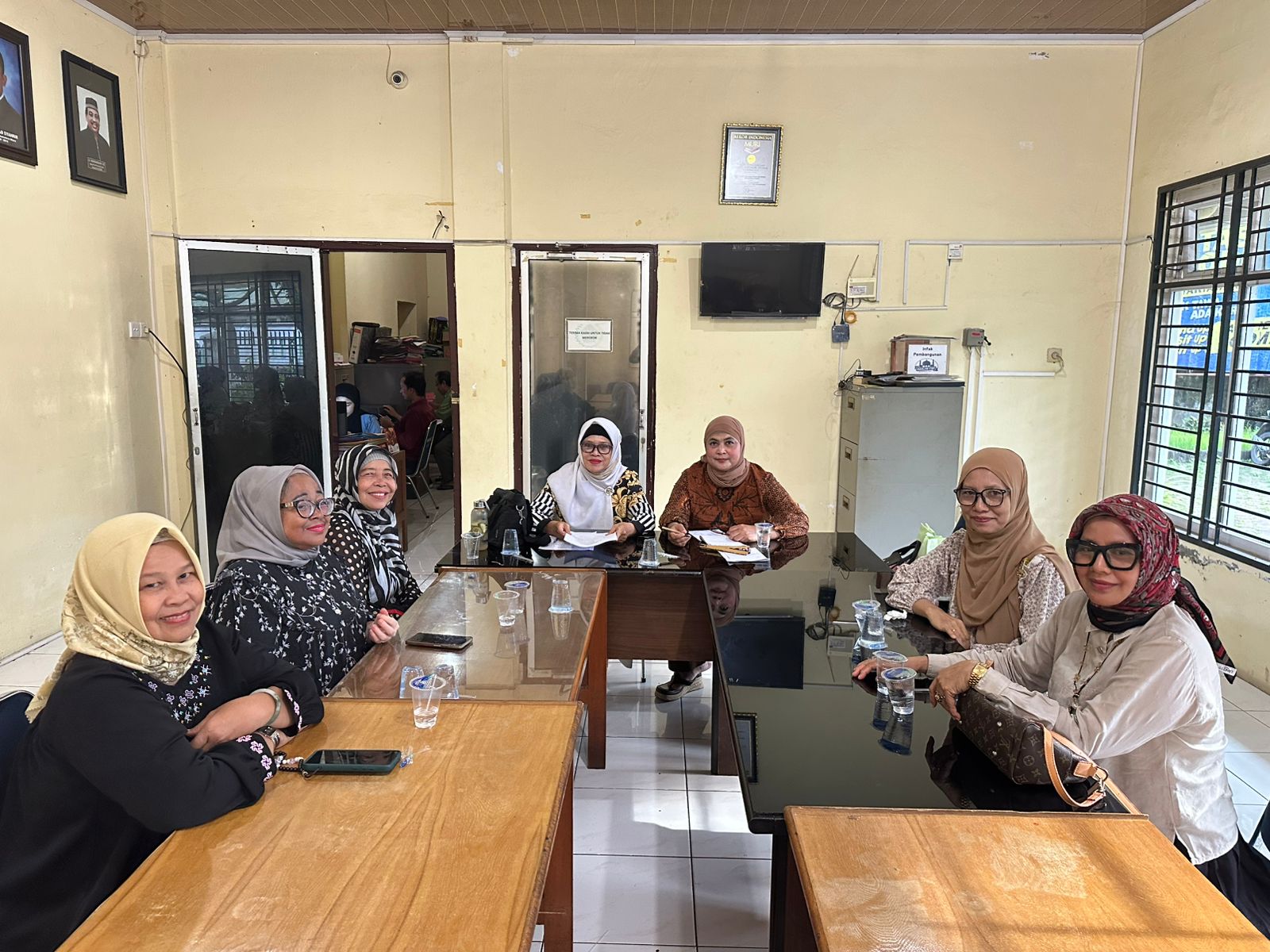 IKWI (Ikatan Keluarga Wartawan Indonesia) PWI Sumut saat menggelar rapat persiapan kegiatan menyambut Hari Ibu 2025. (foto : IKWI PWI Sumut)