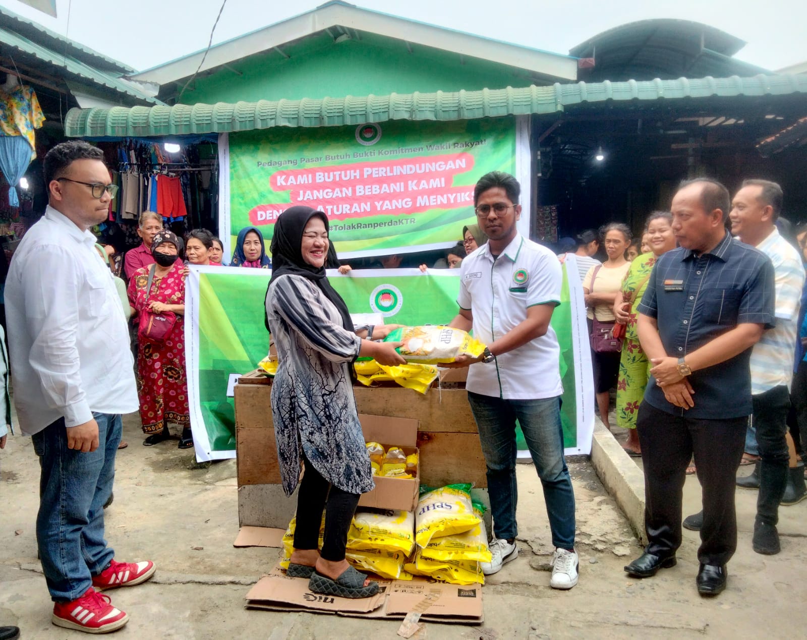 Ketua Umum APPSI Kota Medan, Muhammad Siddiq, menyerahkan bantuan sembako kepada&nbsp;pedagang.