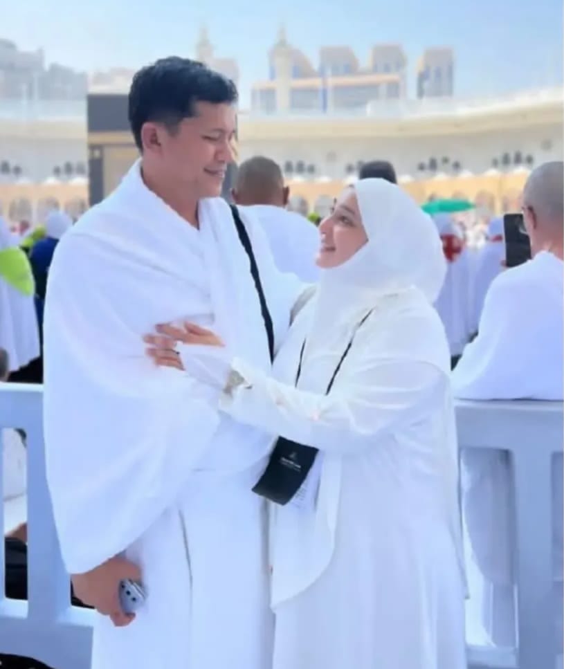 Bupati Aceh Selatan, Mirwan MS bersama istri saat umroh. (INSTAGRAM)