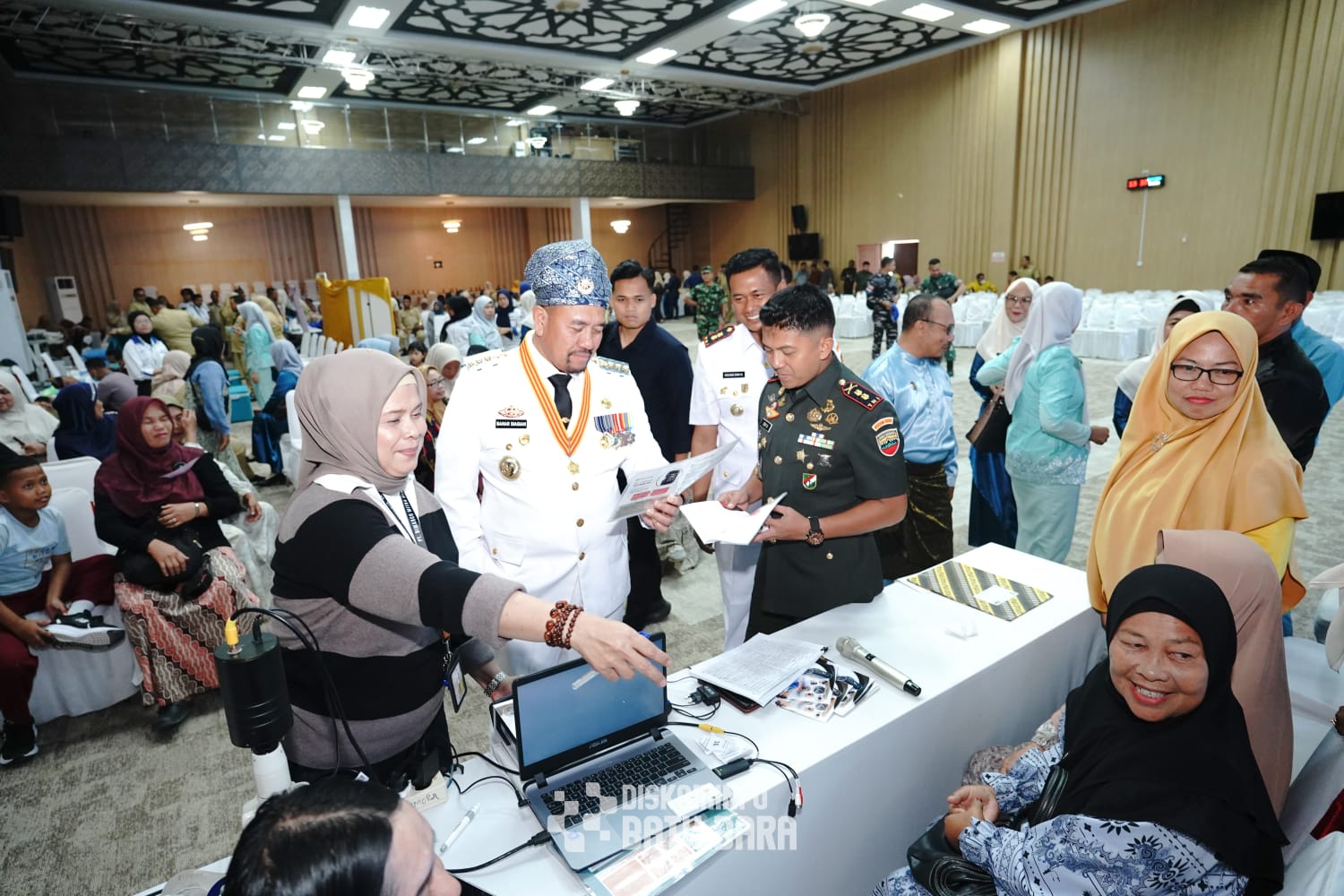 Bupati Batubara H Baharuddin Siagian SH Msi, Ketua DPRD Batubara M Safii saat  Rapat Paripurna Istimewa dalam rangka Hari Ulang Tahun (HUT) ke-19 Kabupaten Batubara