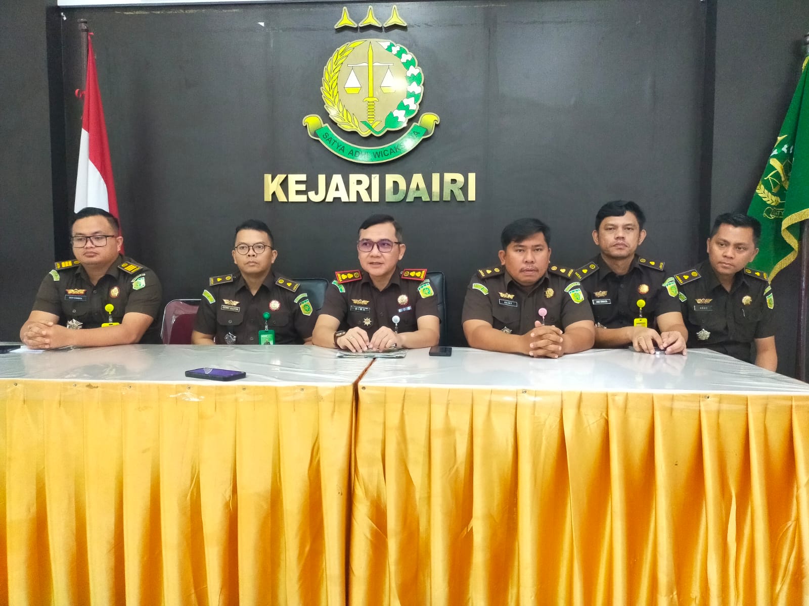 Kajari Dairi, Bima Yudha Asmara, SH, MH didampingi Kasi Pidsus, Rezky Nasution SH, Kasi Intelijen, Gerry Gultom memaparkan capaian kinerja bidang Pidsus tahun 2025, Selasa (9/12/2025).