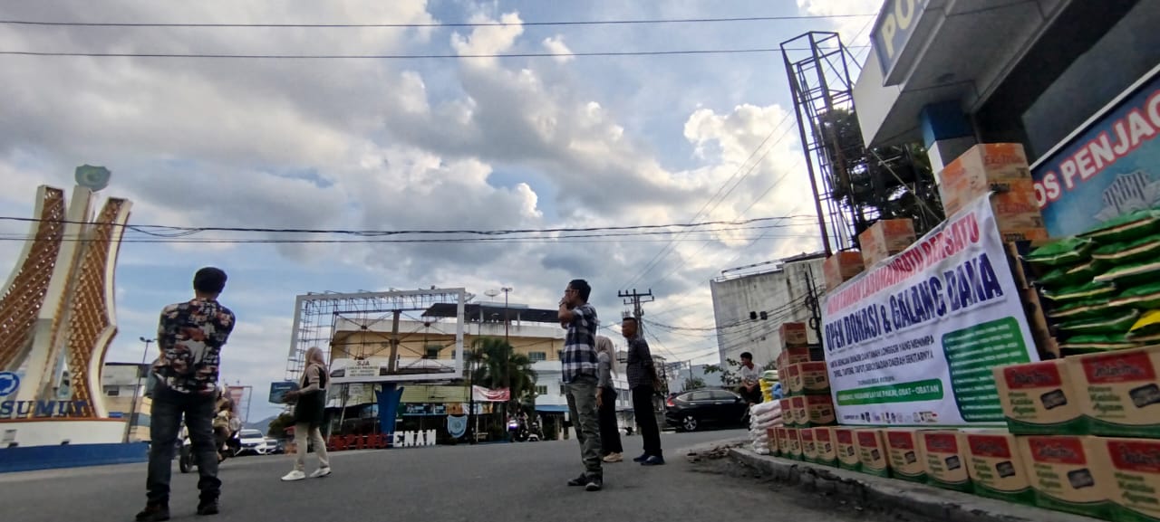 Komunitas Wartawan Labuhanbatu Bersatu menggalang donasi bantuan untuk korban bencana alam banjir dan tanah longsor, Sumatera Utara di Simpang Enam Kota Rantauprapat, (Fajar/Sumut Pos)