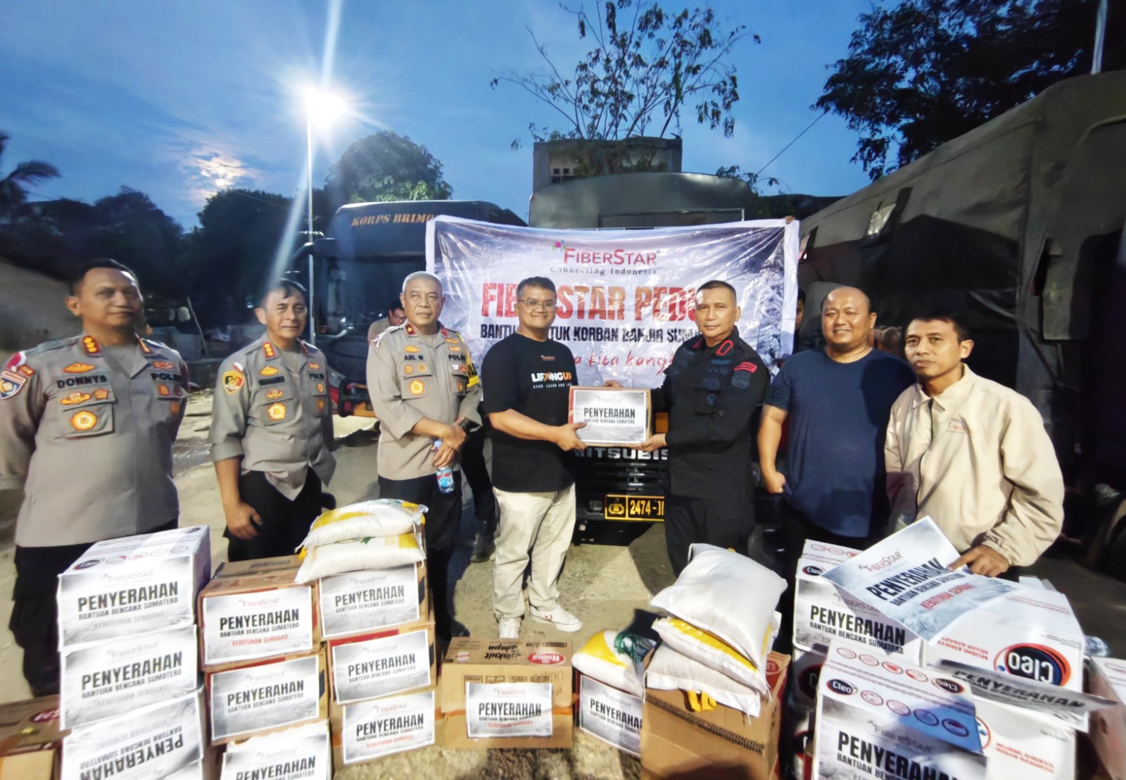 BANTUAN: FiberStar menyalurkan bantuan logistik kepada korban banjir di Sumatera. (Dok FiberStar)